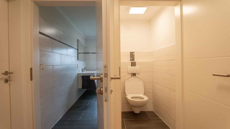 Wohnzimmer mit Essbereich im \"Modernen Ferienwohnung mit Ausblick\"