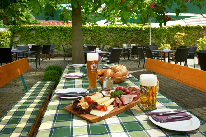 Brotzeit im Biergarten