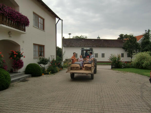 Schlepperkutschenfahrt, Ferienhof Kramschuster, Aigslbach, Hopfenland, Hallertau