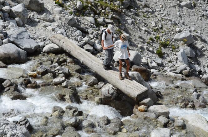 Die Ablaufbäche der schmelzenden Gletscher werden oft auf schlichten Baumstamm-Stegen überquert.