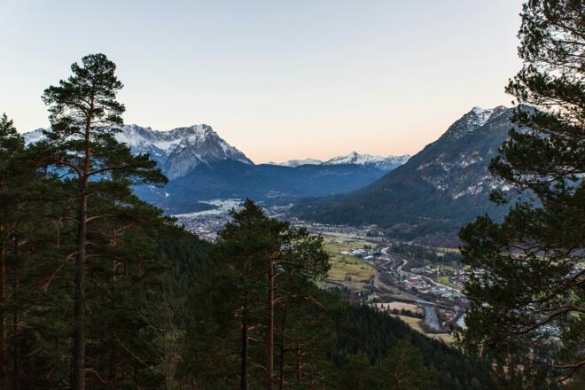 Blick zur Zugspitze und nach Garmisch