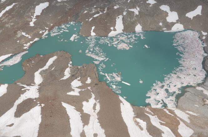 An arktische Landschaften erinnert der Tiefblick vom Lenkstein auf den Gletschersee mit Eisresten.