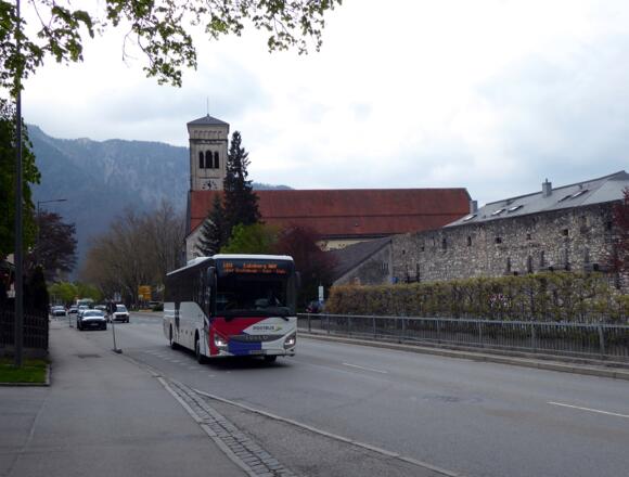 Schräg gegenüber der romanischen Nikolauskirche befindet sich die Bushaltestelle Tiroler Tor.