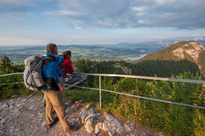 Blick von der Burgruine Falkenstein auf den Schlosspark