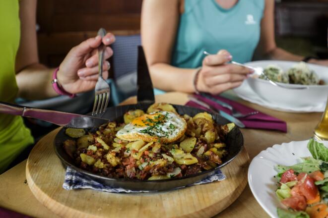 Stärkung auf der Hütte