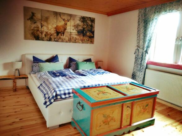 Schlafzimmer mit Doppelbett