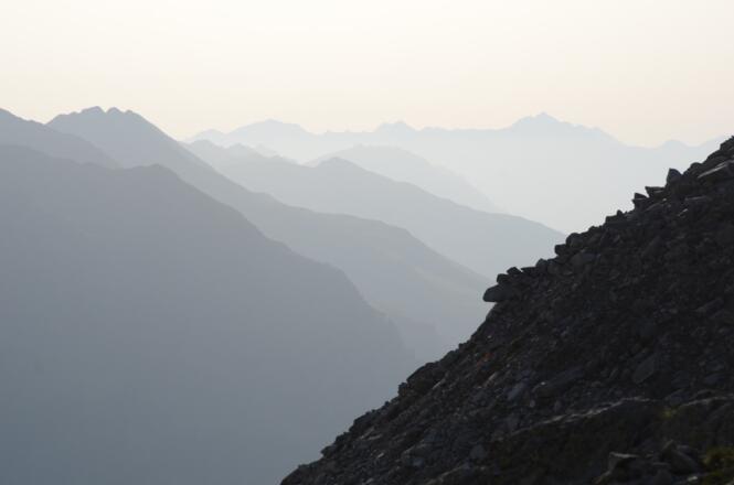 Stille Stunde am Abend vor der Barmer Hütte: Überm Defereggental verblassen die Gipfel.