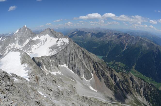 Wild stehen die Rieserfernerberge über den grünen Südtiroler Tälern: Blick vom Magerstein zum Hochgall.