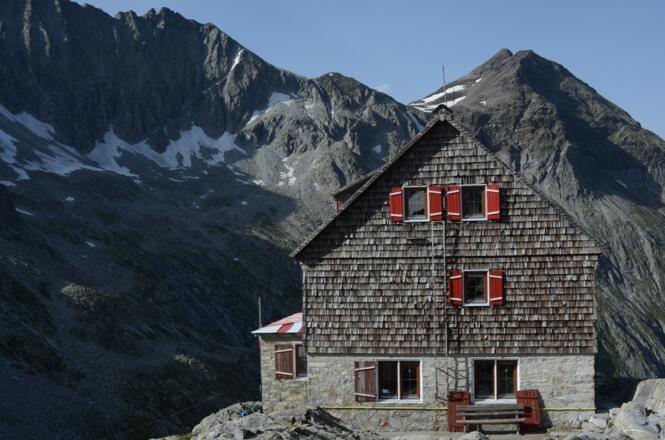 Gastliches Heim in großer Hochgebirgslandschaft: die Barmer Hütte.