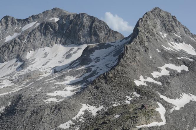 Unter den Ohrenspitzen liegt die Barmer Hütte mitten in der Wildnis.