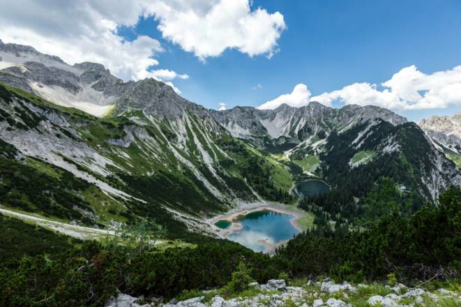 Die Soiernseen von oben, umringt von der Soiernspitze und der Schöttlkarspitze