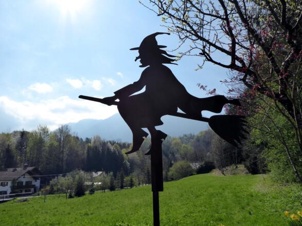 Ein verwegener Hexenritt vor der "Schlafenden Hexe" im Lattengebirge.