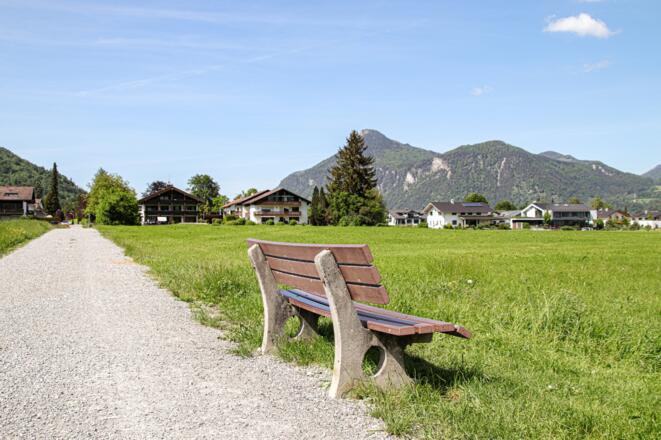 Laurentius Rundweg Bank mit Bergblick