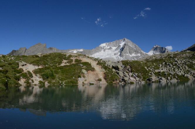 Gespiegelt im kleinen See über der Kasseler Hütte, macht der Hochgall eine besonders gute Figur.