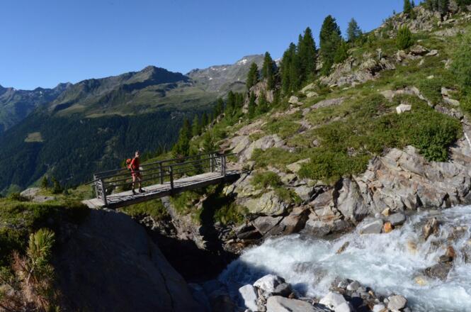 Die letzten Meter zur Kasseler Hütte verlaufen auf schönem Wanderweg durch wilde Natur.