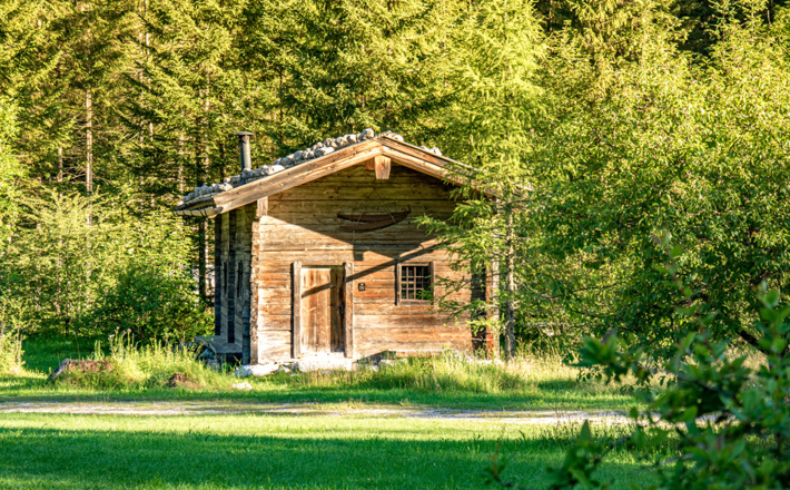 Die Sittersbachholzstube im Außenbereich der Nationalpark-Infostelle Klausbachhaus