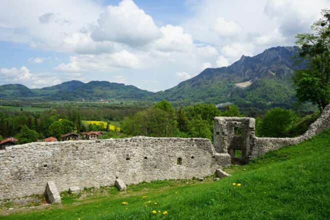 Überreste der Mauer der Burgruine Falkenstein mit Blick zum Heuberg