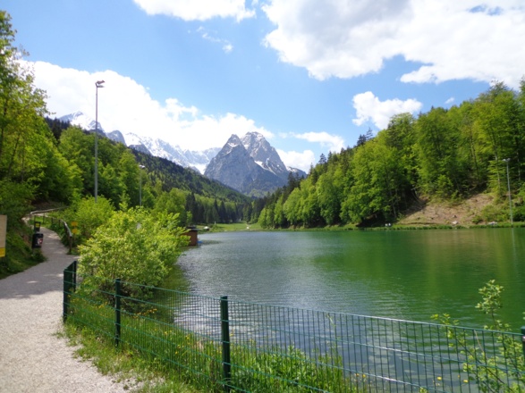 Uferweg mit Blick auf den kleinen und großen Waxenstein