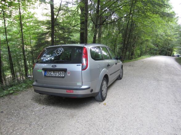 zusätzliche Parkmöglichkeiten entlang der Forststraße