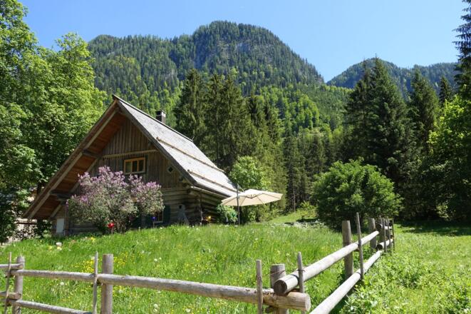 Jagdhaus im Bergsommer