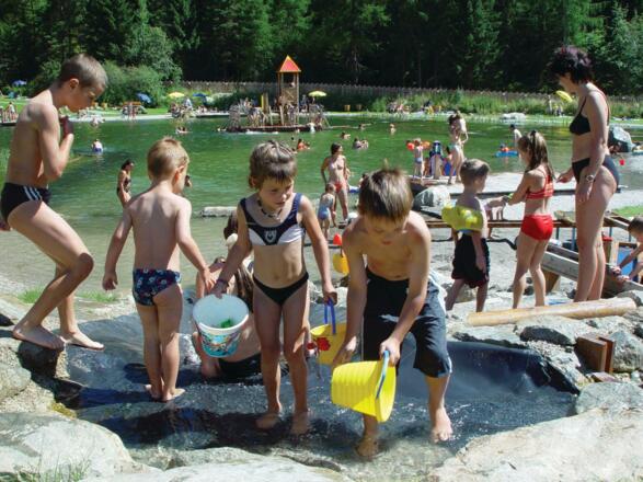Kinder am Badesee