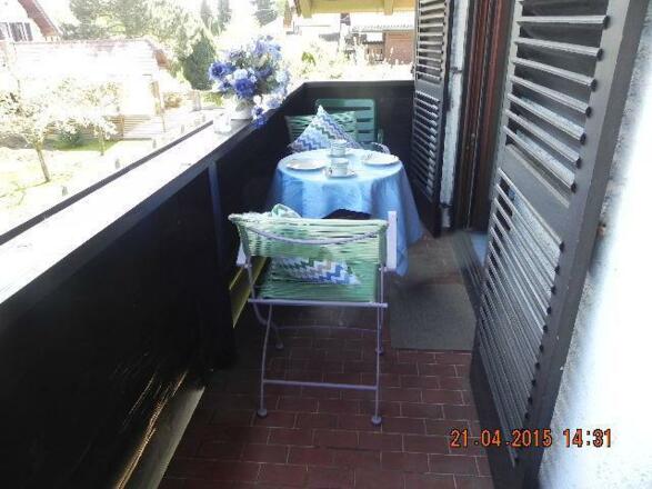 Blick vom Wohnzimmer auf den Balkon