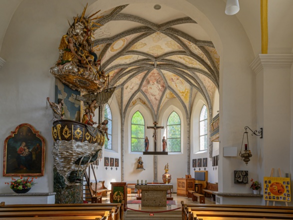 Fischerkanzel und Chor der Pfarrkirche Fischlham