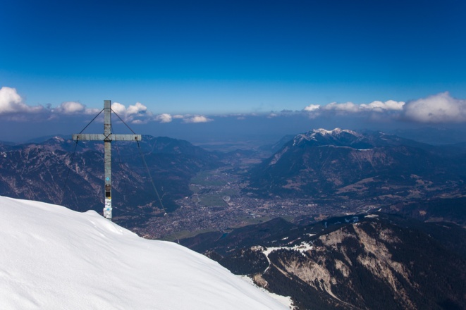 Gipfelkreuz mit Tiefblick aufs Loisachtal