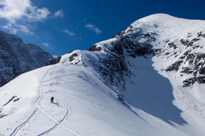 Abfahrt bei wenig Schnee über die Aufstiegsroute.