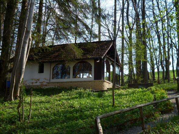 Am Fußweg, der aus Steingaden in Richtung Litzau hinausführt, befindet sich eine kleine Kapelle.