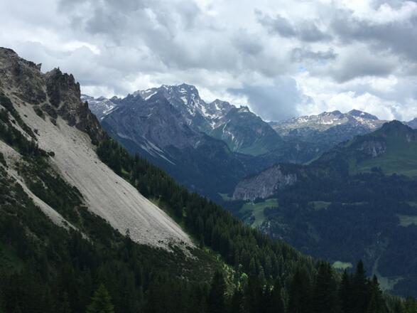 Rote Wand im Hintergrund