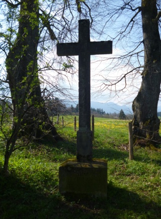 Wegkreuz auf der Kuppe oberhalb des Gagräsgrabens im Südosten von Steingaden.