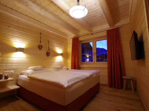 schlafzimmer-mit-bad-en-suite-und-tv