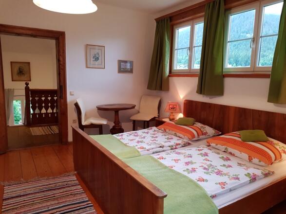 Schlafzimmer im Obergeschoss mit Balkon