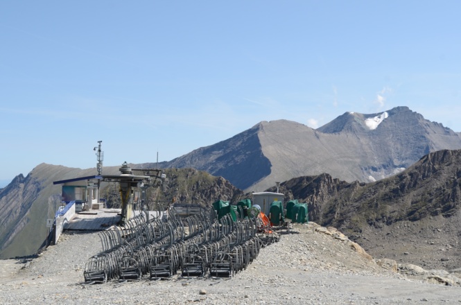 Sogar die Liftsessel haben Sommerpause; im Hintergrund der Hohe Tenn