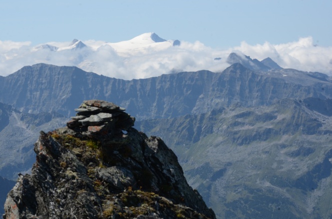 Felskopf an der Kleinschmiedingerscharte, über den Wolken der Großvenediger