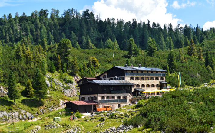 Die Neue Traunsteiner Hütte auf der Reiter Alm