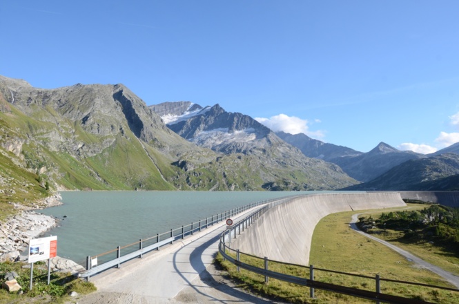 Der Tauernmoossee unter der Hohen Riffl; nur noch knapp zwei Stunden zur Hütte