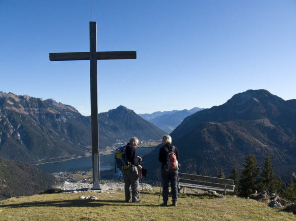 Einmalige Gipfelaussicht vom Feilkopf auf das Rofangebirge und den Achensee