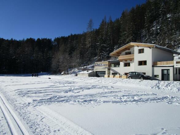 Appart Loreen mit Loipe vor dem Haus