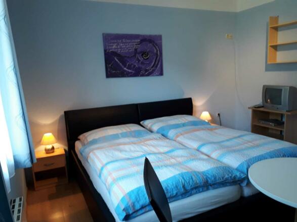 Schlafzimmer mit Doppelbett