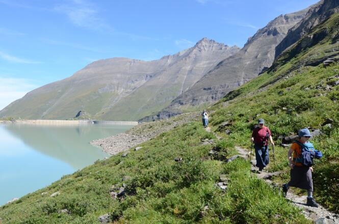 Am Wanderweg beim Mooserboden-Stausee ist es mit der Einsamkeit vorbei.