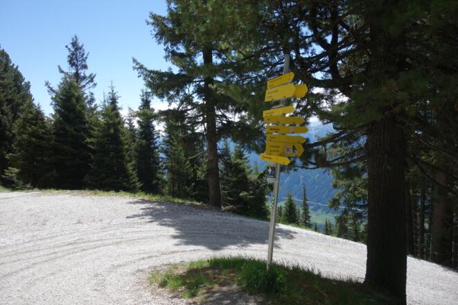 auf der Schotterstraße weiter bergauf