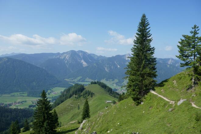 Oberhalb der Spitzingalm lichtet sich das Gelände - im Hintergrund der Doppelgipfel des Miesing