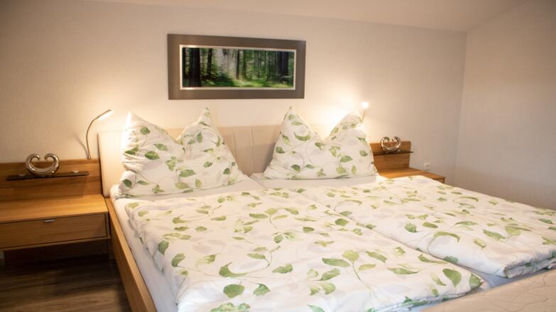 Schlafzimmer mit Doppelbett
