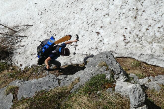 Neben dem ersten Schneefeld im Brandgraben