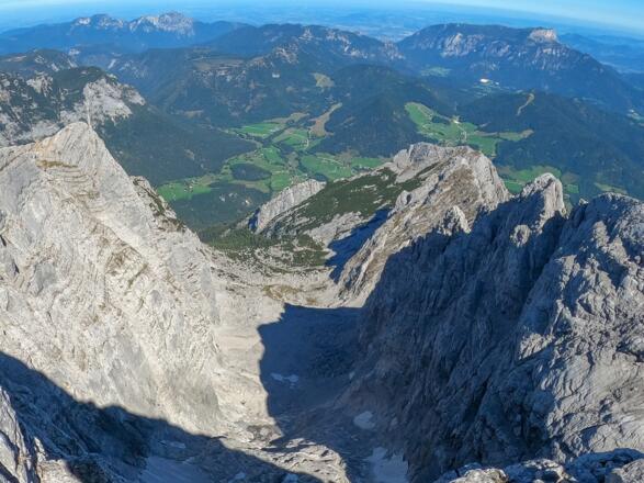 Am Gipfel des Hochkalter: Blick zurück über das Kar nach Ramsau.