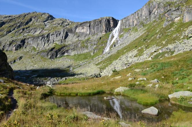 Im Eisboden; durch die Wand rechts des Wasserfalls führt die Steinerne Stiege.