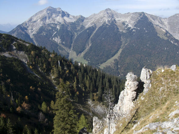 Ausblick vom stillen Rohnberg zur Soierngruppe