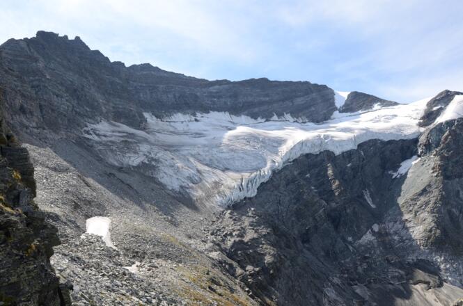 Ganz rechts erinnert ein kleines Firnfeld an die Nordwand der Hohen Riffl.